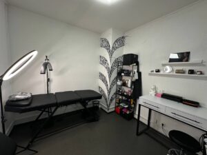 Окремий світлий кабінет тату-студії Tattoo Empire