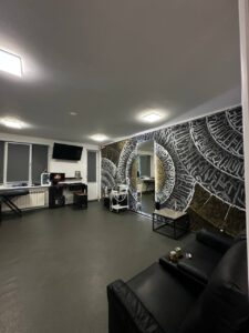 Зона відпочинку з каліграфічним розписом стіни в Tattoo Empire